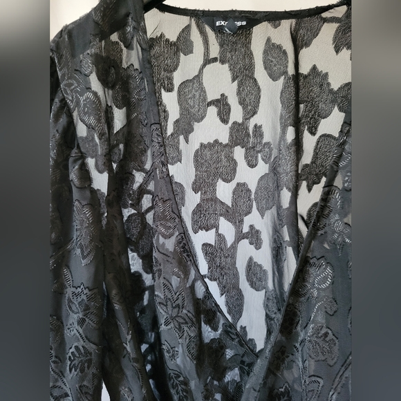 Express Sheer Floral wrap blouse - Picture 3 of 4